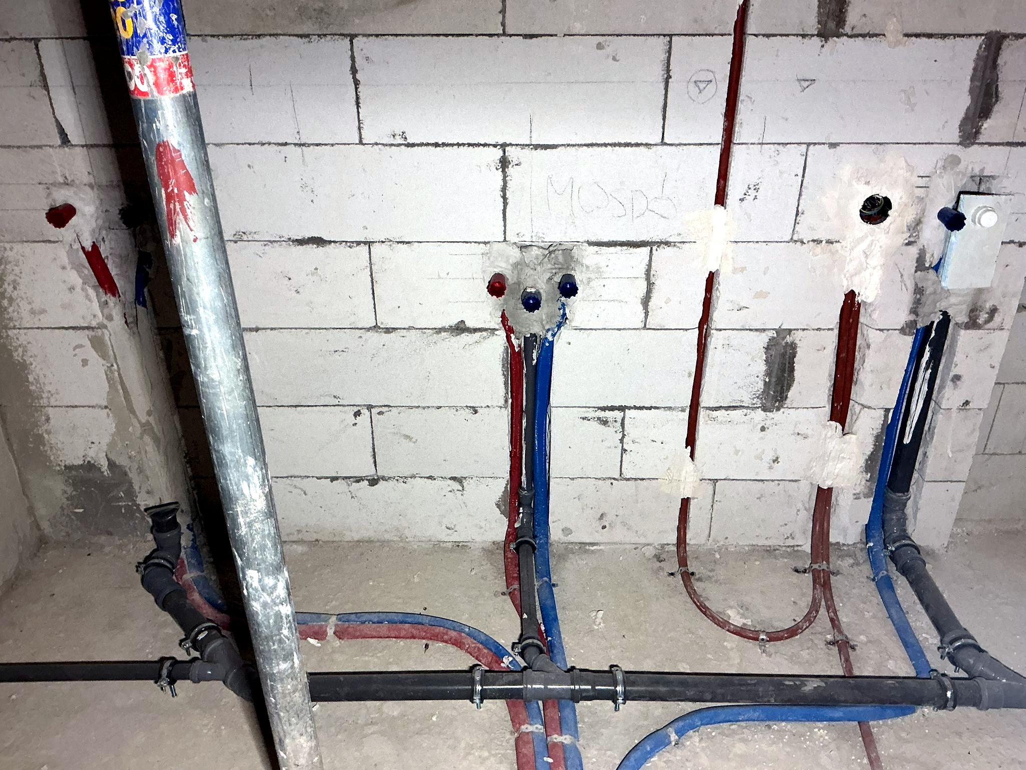 Vízkiállások és gépészeti fal