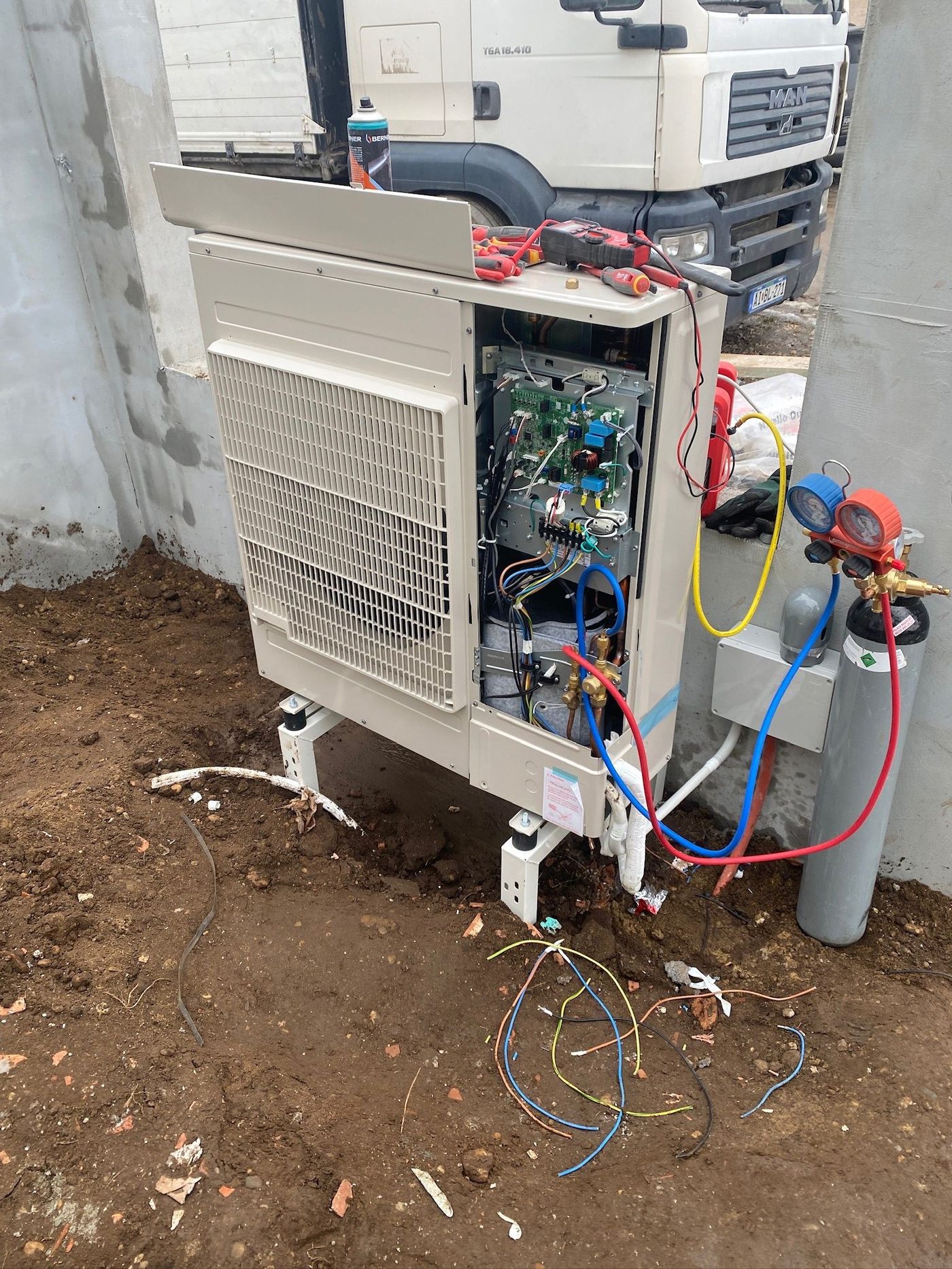 Hőszivattyú kültéri egység beüzemelés