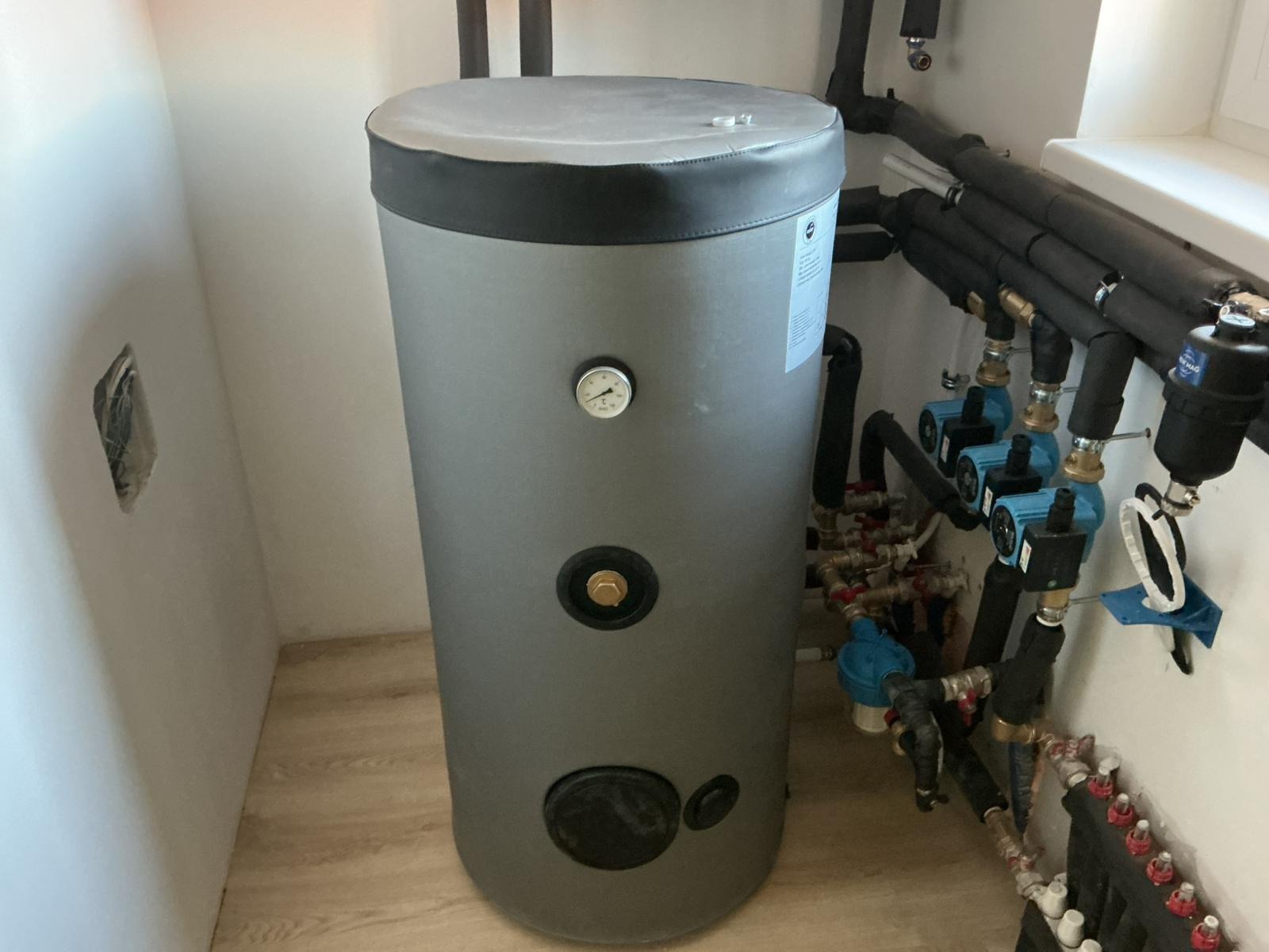 Puffertartály és padlófűtés elosztók